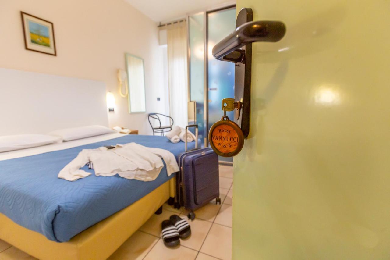 Hotel Vannucci Ріміні Екстер'єр фото