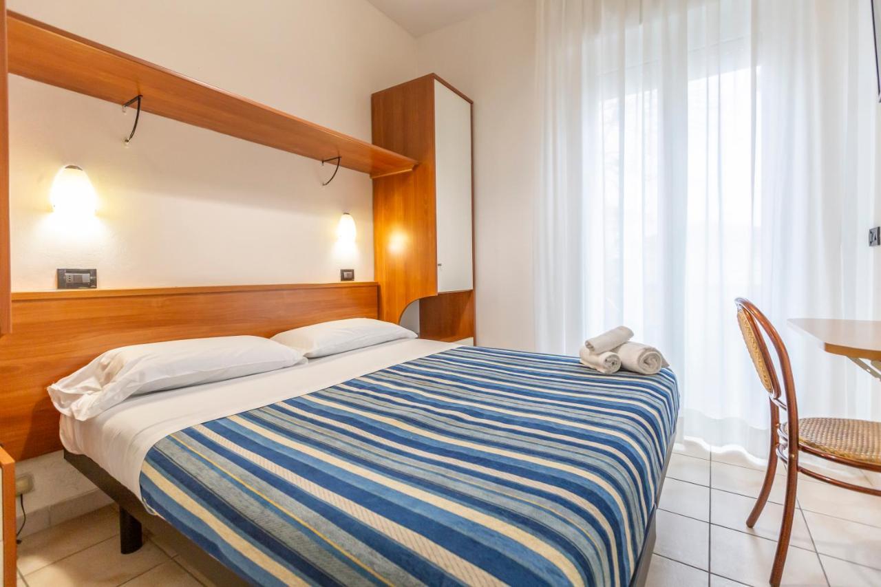 Hotel Vannucci Ріміні Екстер'єр фото