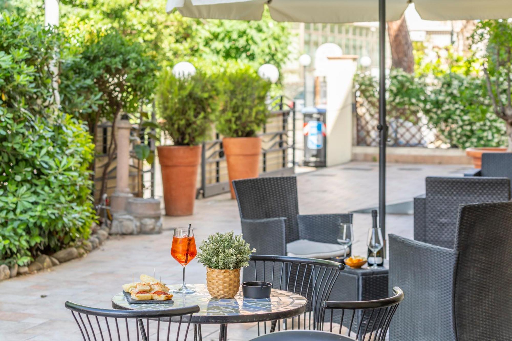 Hotel Vannucci Ріміні Екстер'єр фото