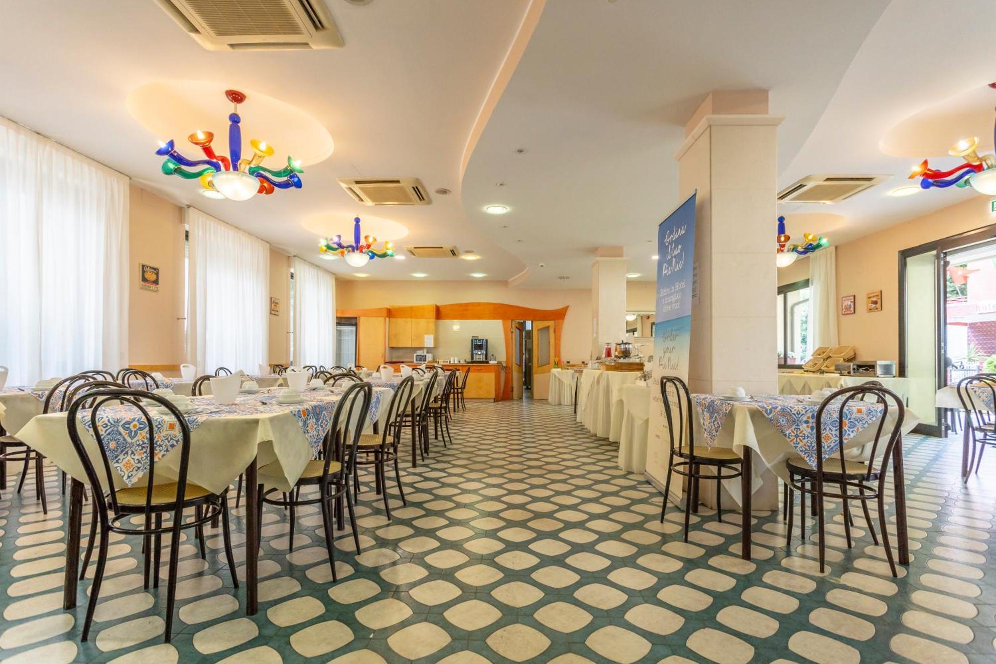 Hotel Vannucci Ріміні Екстер'єр фото
