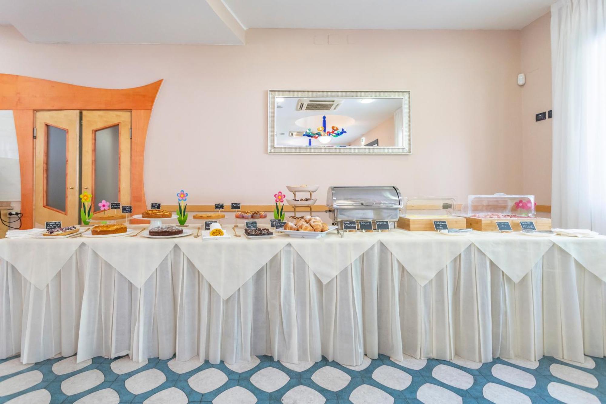 Hotel Vannucci Ріміні Екстер'єр фото