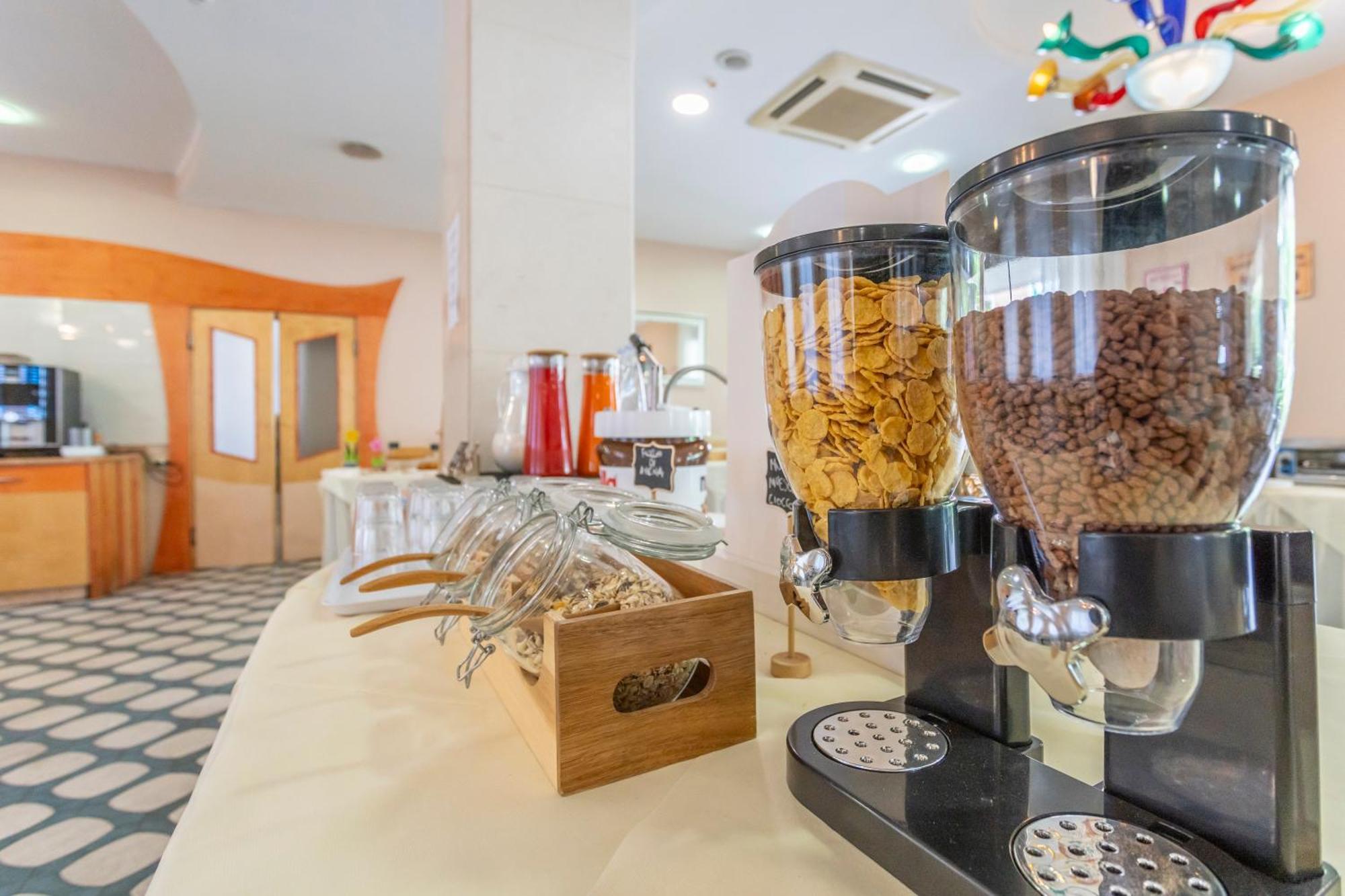 Hotel Vannucci Ріміні Екстер'єр фото